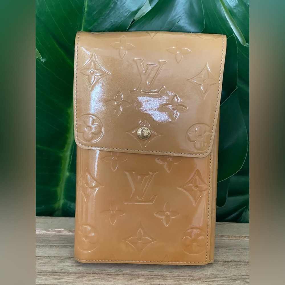 Authentic Louis Vuitton Monogram Vernis Walker Wallet Crossbody Bag.